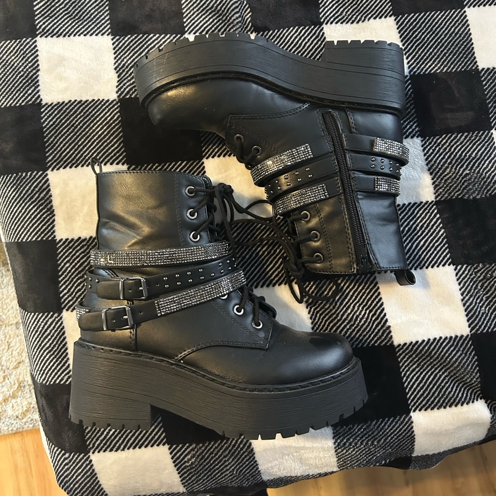 Combat boots